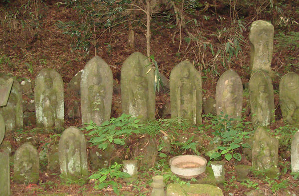 画像:月居山光明寺跡の石仏・石塔群